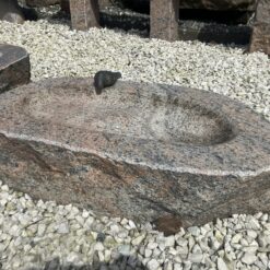 Fuglebad i Halmstad granit med bronzefugl – håndbearbejdet fuglebad i massiv natursten til have og terrasse