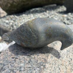 Fuglebad i Halmstad granit med bronzefugl – håndbearbejdet fuglebad i massiv natursten til have og terrasse