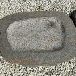 Fuglebad i Halmstad granit – håndbearbejdet fuglebad i massiv natursten til have og terrasse