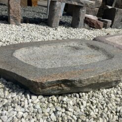 Fuglebad i Halmstad granit – håndbearbejdet fuglebad i massiv natursten til have og terrasse