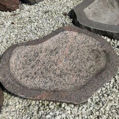 Granit fuglebad i massiv natursten med organisk form – håndbearbejdet fuglebad i rosa granit til have og terrasse