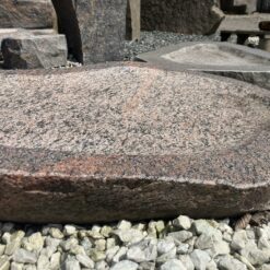 Granit fuglebad i massiv natursten med organisk form – håndbearbejdet fuglebad i rosa granit til have og terrasse