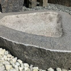 Granit fuglebad i massiv natursten med organisk form – håndbearbejdet fuglebad i rosa granit til have og terrasse