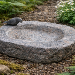 Fuglebad i Halmstad granit med bronzefugl – håndbearbejdet fuglebad i massiv natursten til have og terrasse