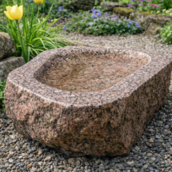 Granit fuglebad i massiv natursten med organisk form – håndbearbejdet fuglebad i rosa granit til have og terrasse
