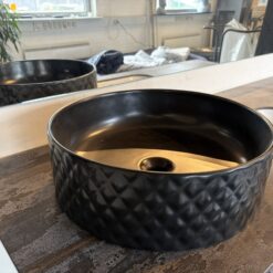Håndvask fra Artceram i mat sort med struktureret yderside