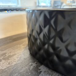 Håndvask fra Artceram i mat sort med struktureret yderside