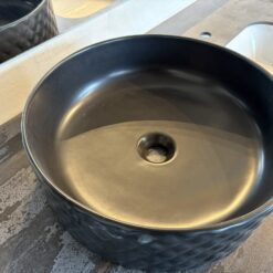 Håndvask fra Artceram i mat sort med struktureret yderside