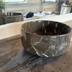 Håndvask fra Artceram i mørk marmoreffekt med lyse årer