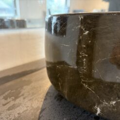 Håndvask fra Artceram i mørk marmoreffekt med lyse årer