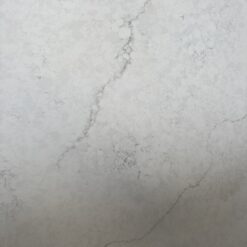 Plade til køkkenbordplade fra i Quartz kaldet Carrara