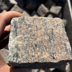 Chaussesten, Rød/Grå, Båndet Granit
