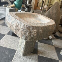 Halmstad Granit Fuglebad massiv med organisk form og sokkel – håndbearbejdet fuglebad i granit til have og terrasse