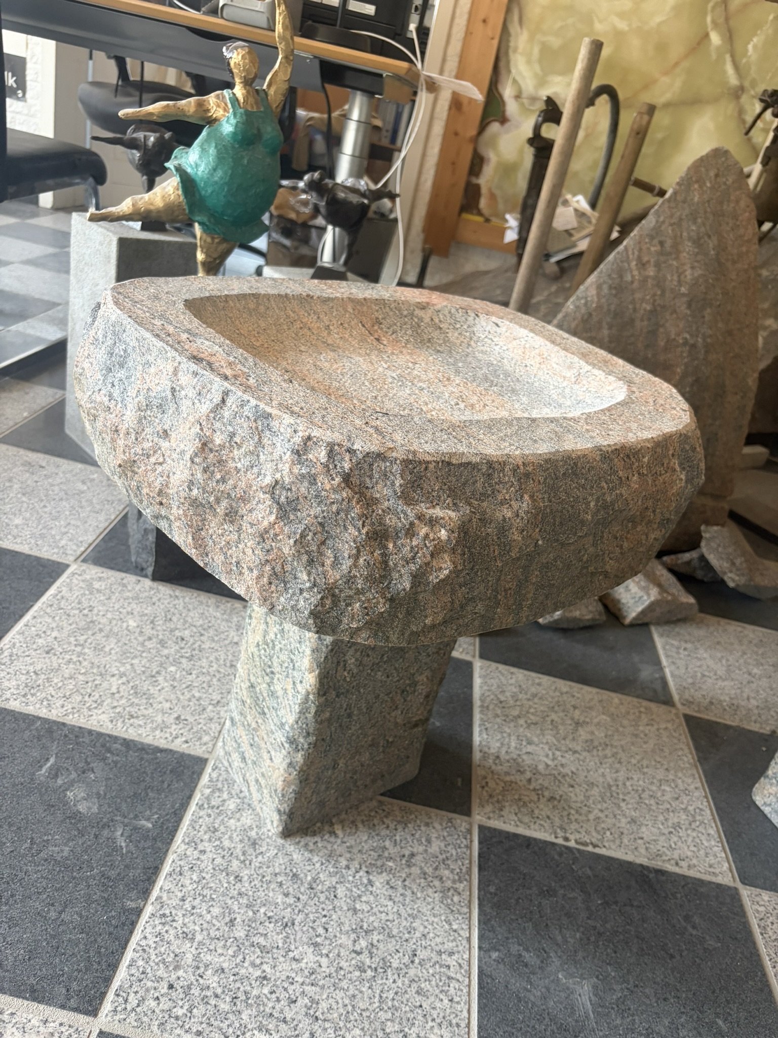 IMG_2536 Halmstad Granit Fuglebad massiv med organisk form og sokkel – håndbearbejdet fuglebad i granit til have og terrasse