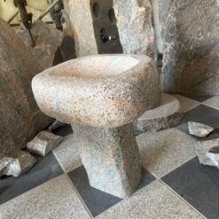 Halmstad Granit Fuglebad massiv med organisk form og sokkel – håndbearbejdet fuglebad i granit til have og terrasse