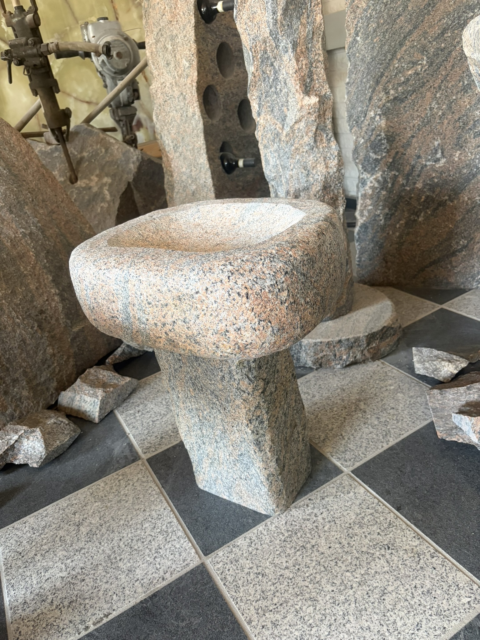 IMG_2537 Halmstad Granit Fuglebad massiv med organisk form og sokkel – håndbearbejdet fuglebad i granit til have og terrasse